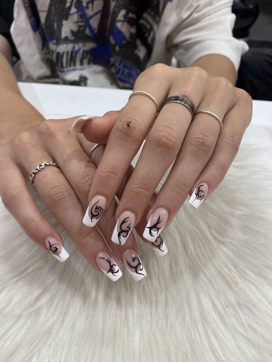 Black and white swirl manicure