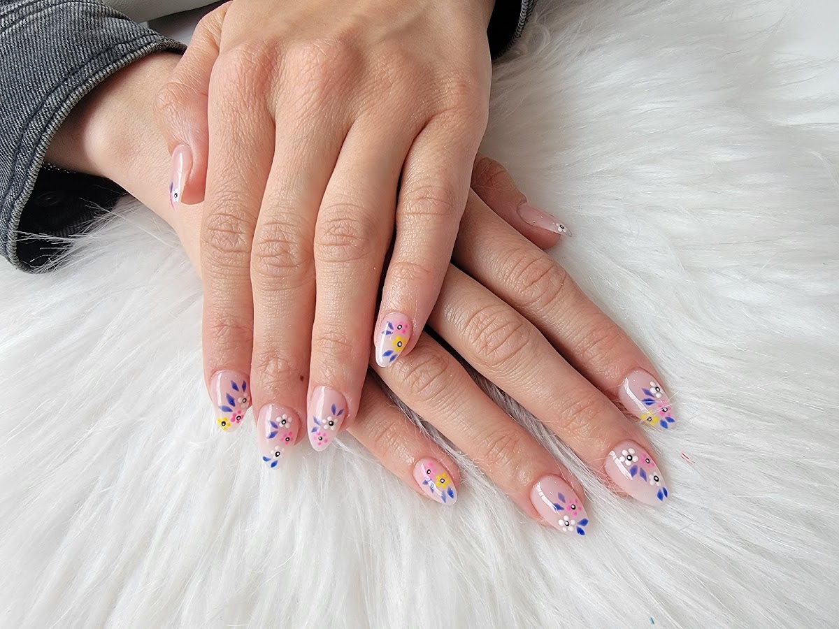Delicate floral nail design